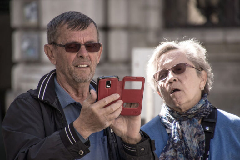 easiest-and-best-smartphones-for-senior-citizens-phoneyear